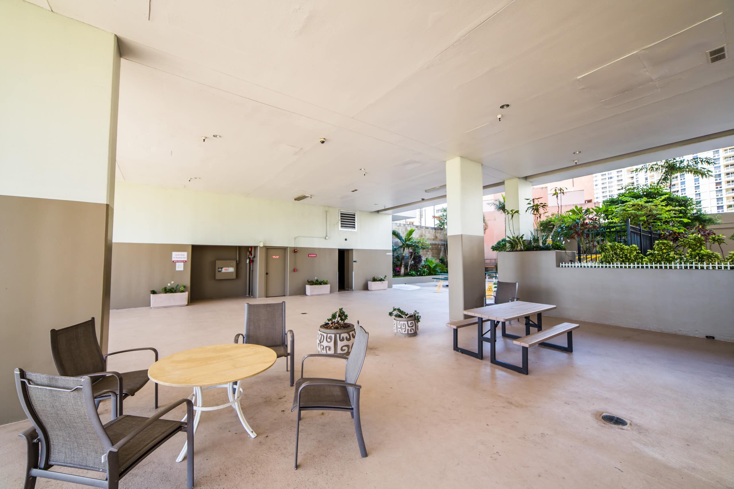 Condo in Honolulu · ★4.92 · Studio · 1 bed · 1 private bath - Image 24