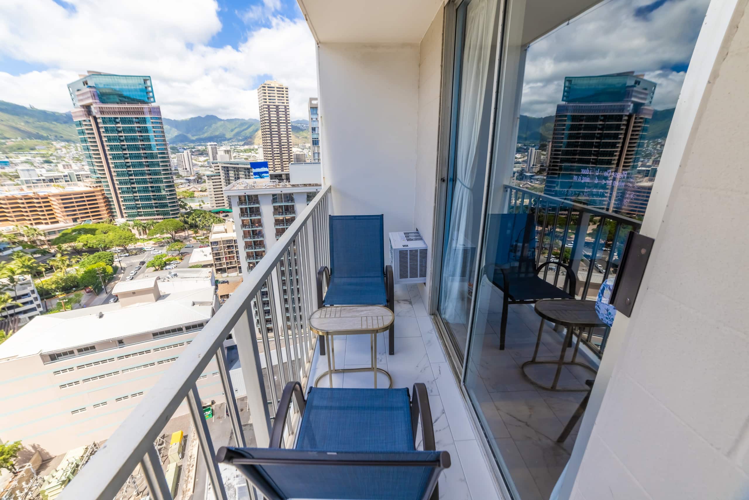 Condo in Honolulu · ★4.92 · Studio · 1 bed · 1 private bath - Image 5