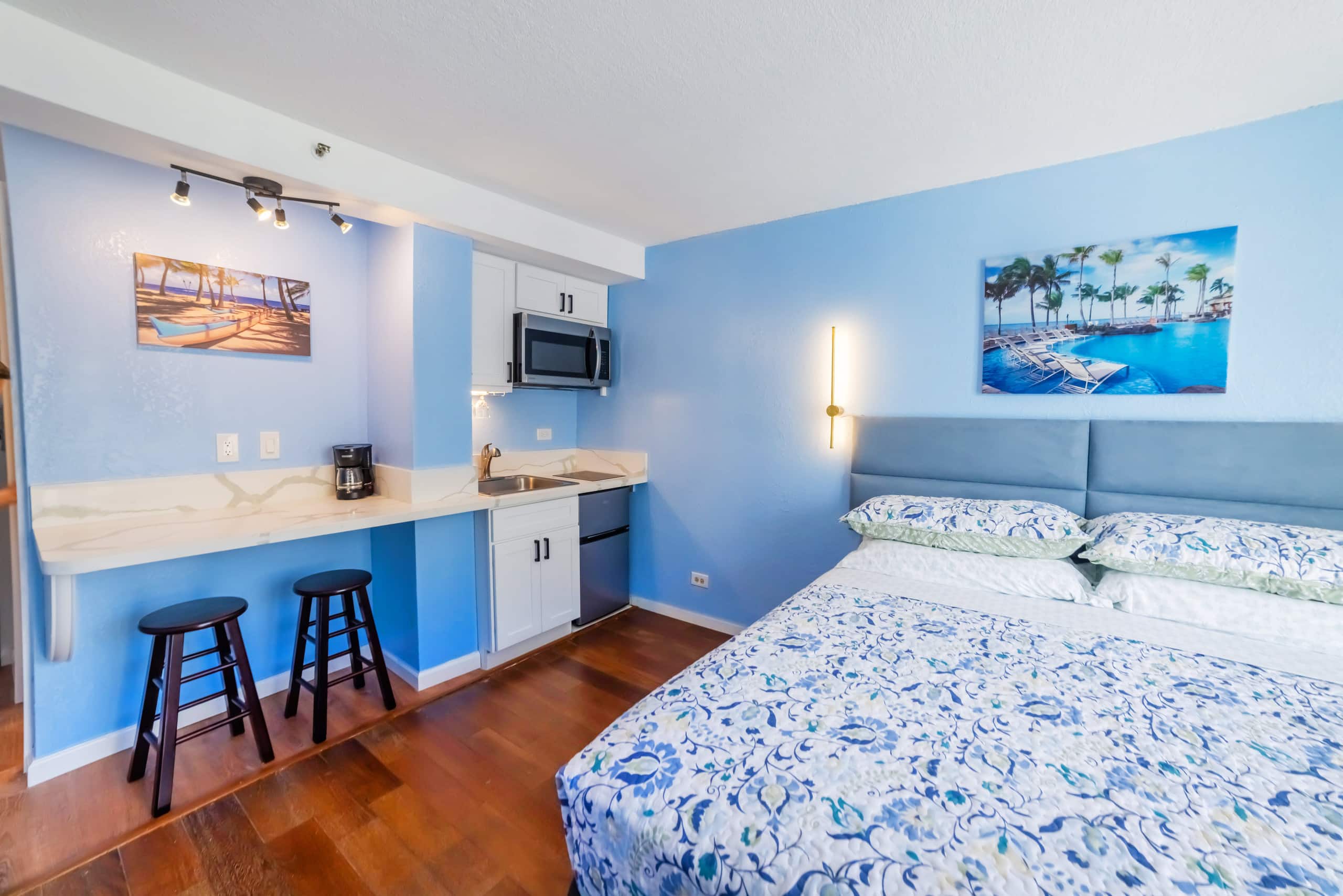 Condo in Honolulu · ★4.92 · Studio · 1 bed · 1 private bath - Image 14