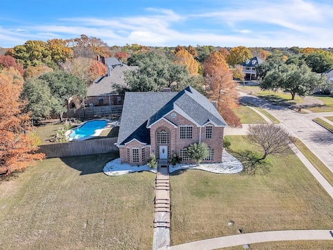 Lakeside Retreat w/ Pool for 14