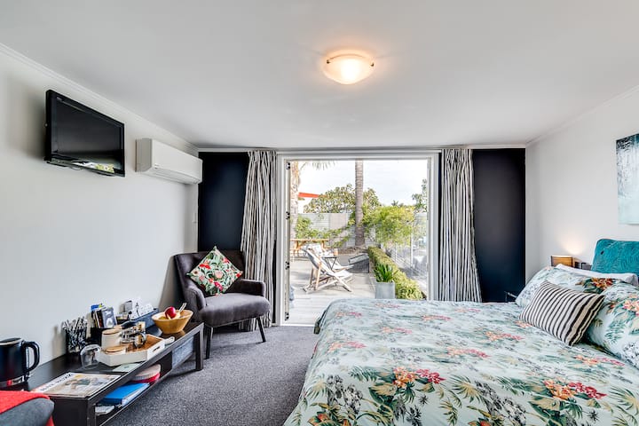 Veľká manželská posteľ King s výhľadom do záhrady.