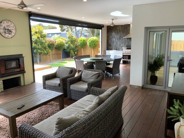 Position, Position, Position – 250m to front beach gallery image 3