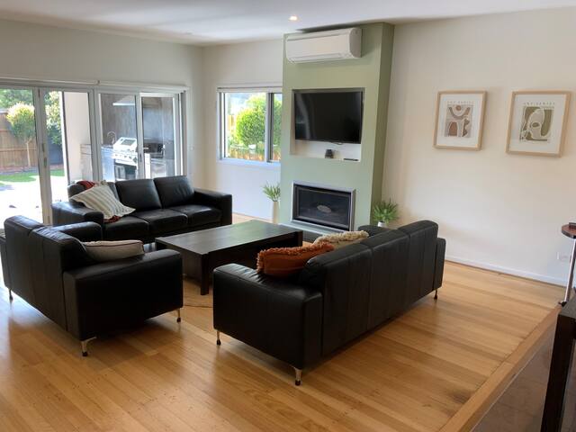 Position, Position, Position – 250m to front beach gallery image 2