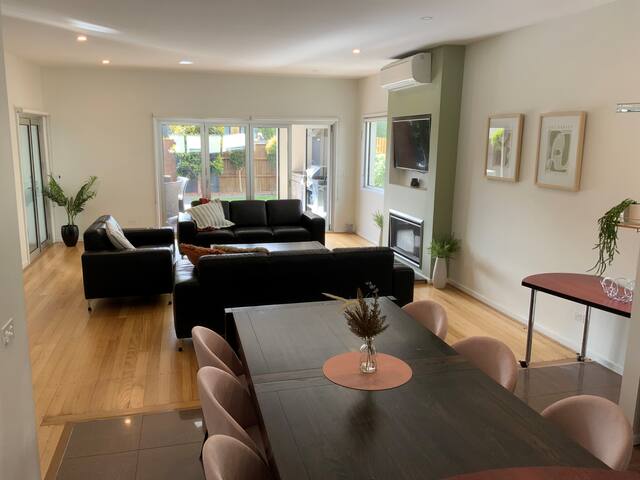 Position, Position, Position – 250m to front beach gallery image 4