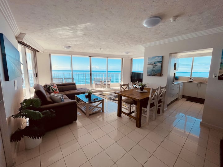 宽敞的休息区，配备大电视