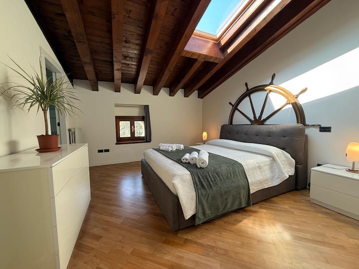 Chambre double raffinée avec salle de bain privée.

Chambre double raffinée avec salle de bain privée.