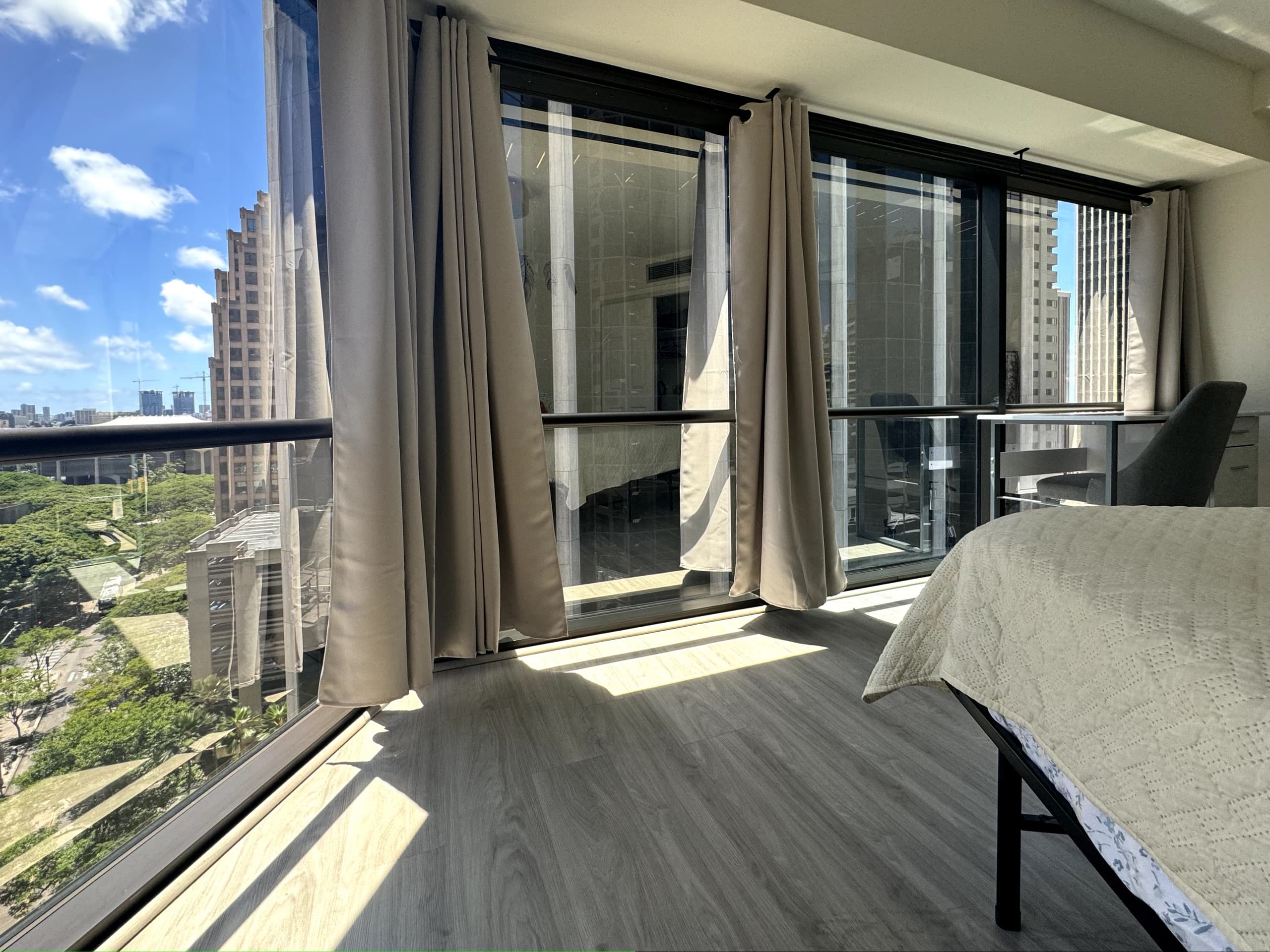 1BR Downtown Spacious w/Parking - Image 11