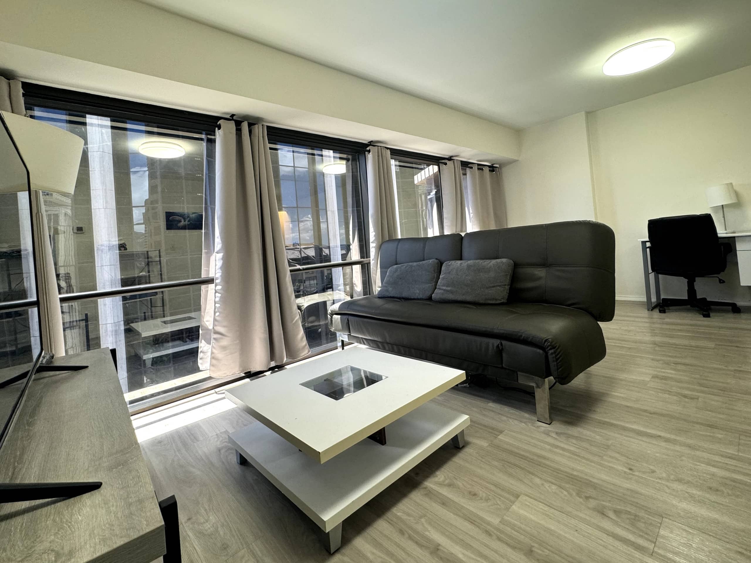 1BR Downtown Spacious w/Parking - Image 2