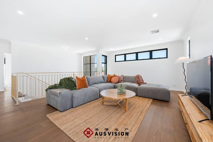 Central Brand-New Executive 2-Storey, 2-Kitchen gallery image 2