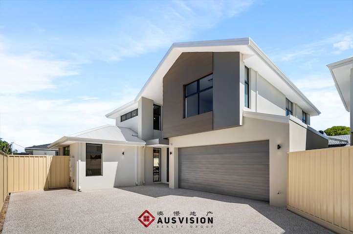 Central Brand-New Executive 2-Storey, 2-Kitchen