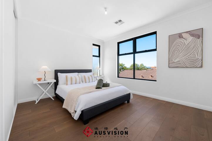 Central Brand-New Executive 2-Storey, 2-Kitchen gallery image 3