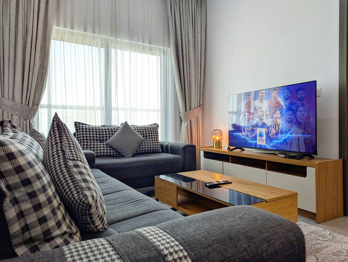 Top performing Airbnb: 1BH Near Hills Mall, Miracle & Butterfly Gardens in Al Barsha South Second