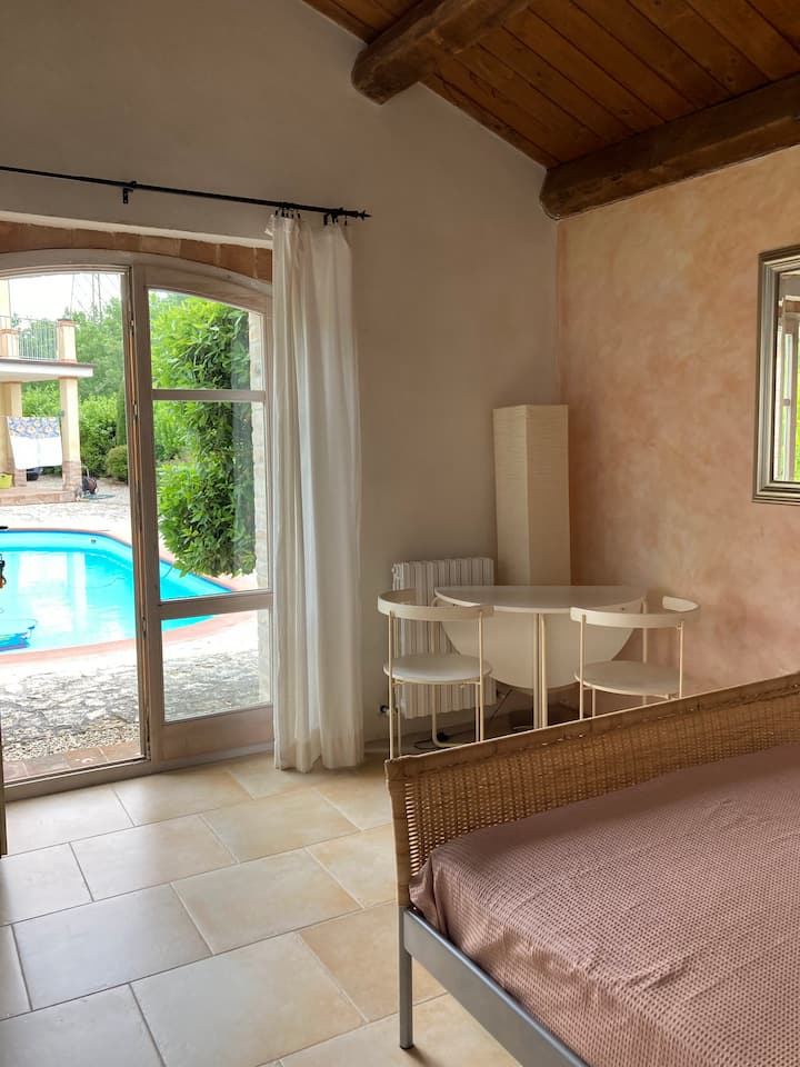 Výhľad do záhrady s bazénom zo záhradného domu