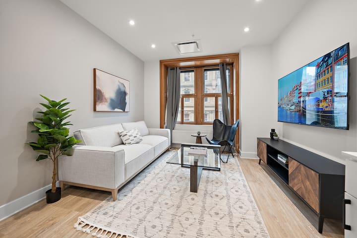 Luxury Central Old Port MTL Apt – Notre-Dame gallery image 2