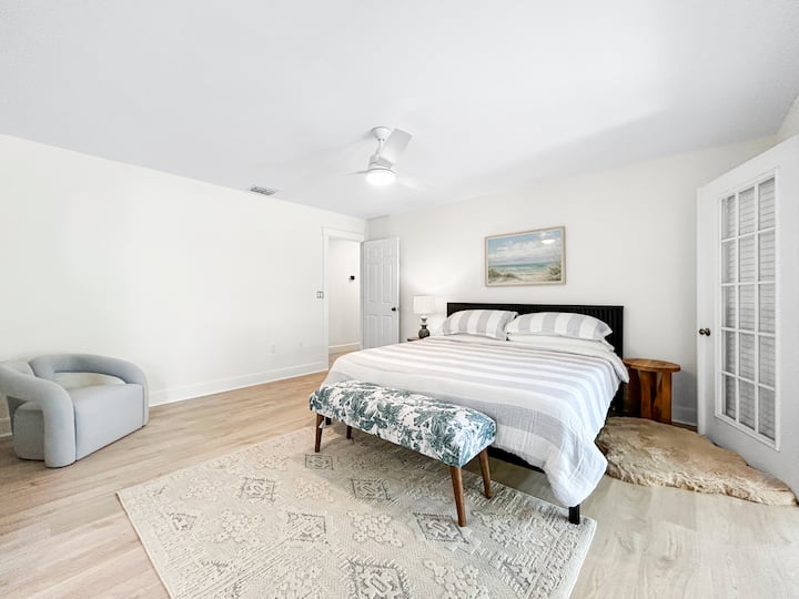 Glavni krevet s bračnim krevetom, stolicom i pripadajućom kadom. Povezuje se sa sobom za sunčanje/prostorom za opuštanje kroz francuska vrata. 