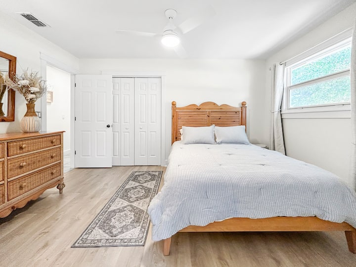 Gostinjska soba s bračnim krevetom, komodom i ormarom.