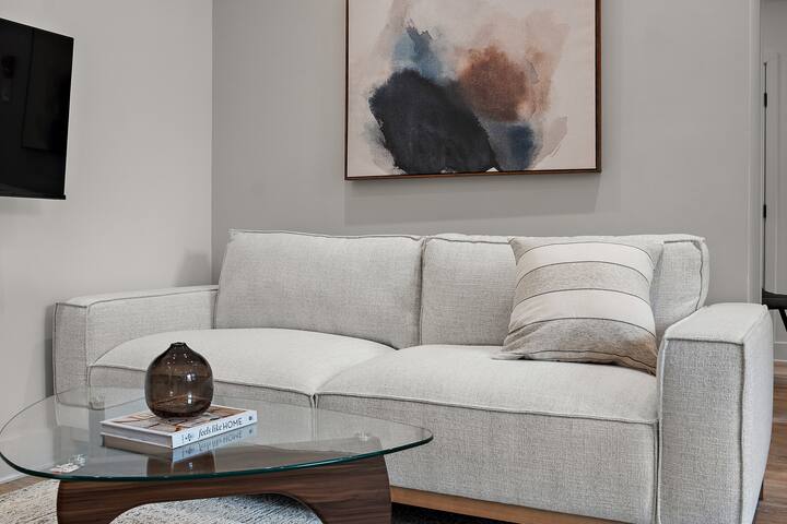 Luxury Central Old Port MTL Apt – Notre-Dame gallery image 5