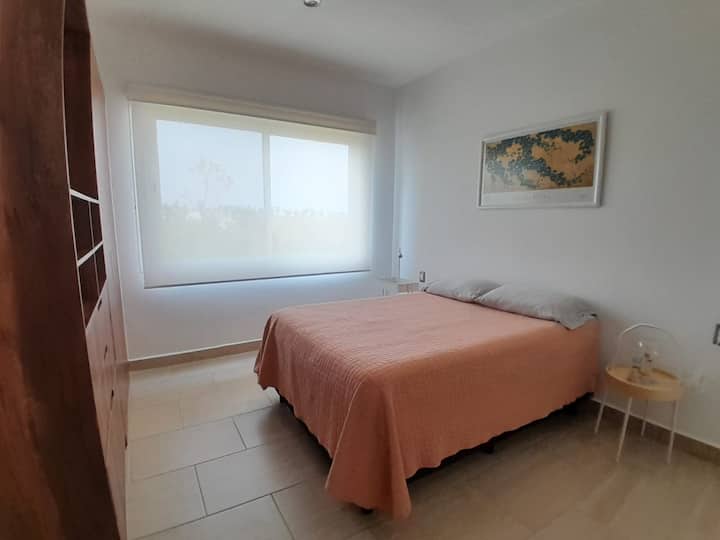 Მეორე საძინებელი ორადგილიანი საწოლით. Კონდიციონერის ტიპის გაყოფა. დიდი კარადა ტანსაცმლის შესანახი უჯრებითა და საკიდებით. საძინებელშია პირადი სააბაზანო.