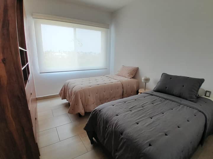 მესამე საძინებელი ორი (2) ერთადგილიანი საწოლით. Კონდიციონერის ტიპის გაყოფა. დიდი კარადა ტანსაცმლის შესანახი უჯრებითა და საკიდებით. 30‑დუიმიანი სმარტ‑ტელევიზორის ეკრანი (სააბაზანო არ არის).