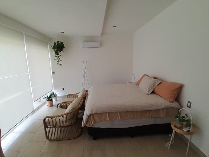 მთავარი საძინებელი, რომელშიც არის 183×224 სმ ზომის საწოლი და ფანჯარა აუზის ხედით. Კონდიციონერის ტიპის გაყოფა. დიდი კარადა ტანსაცმლის შესანახი უჯრებითა და საკიდებით. საძინებელშია პირადი სააბაზანო.