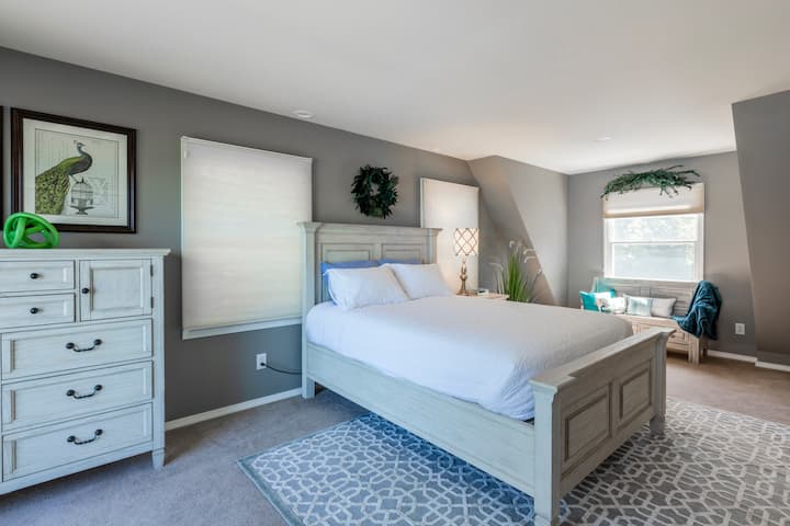 Queen Bed with Ample Space