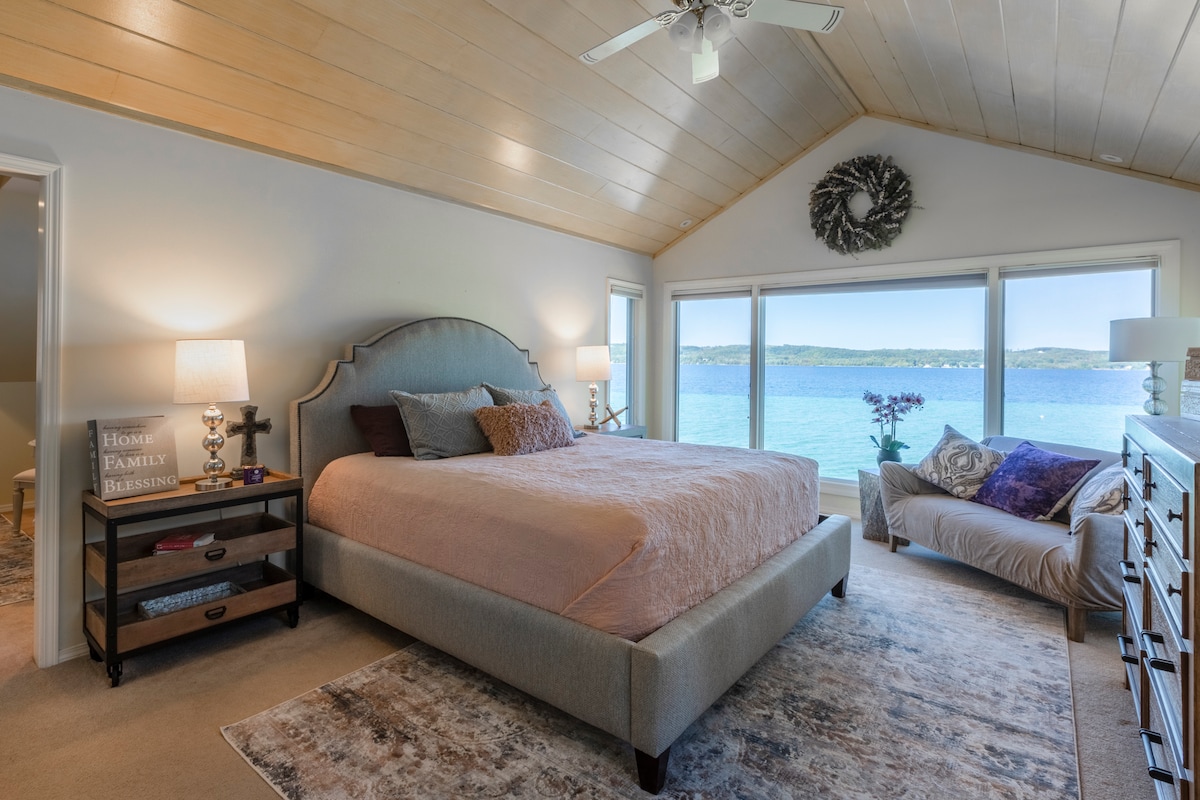 Primary Suite with King Bed, Stunning Views of the Water