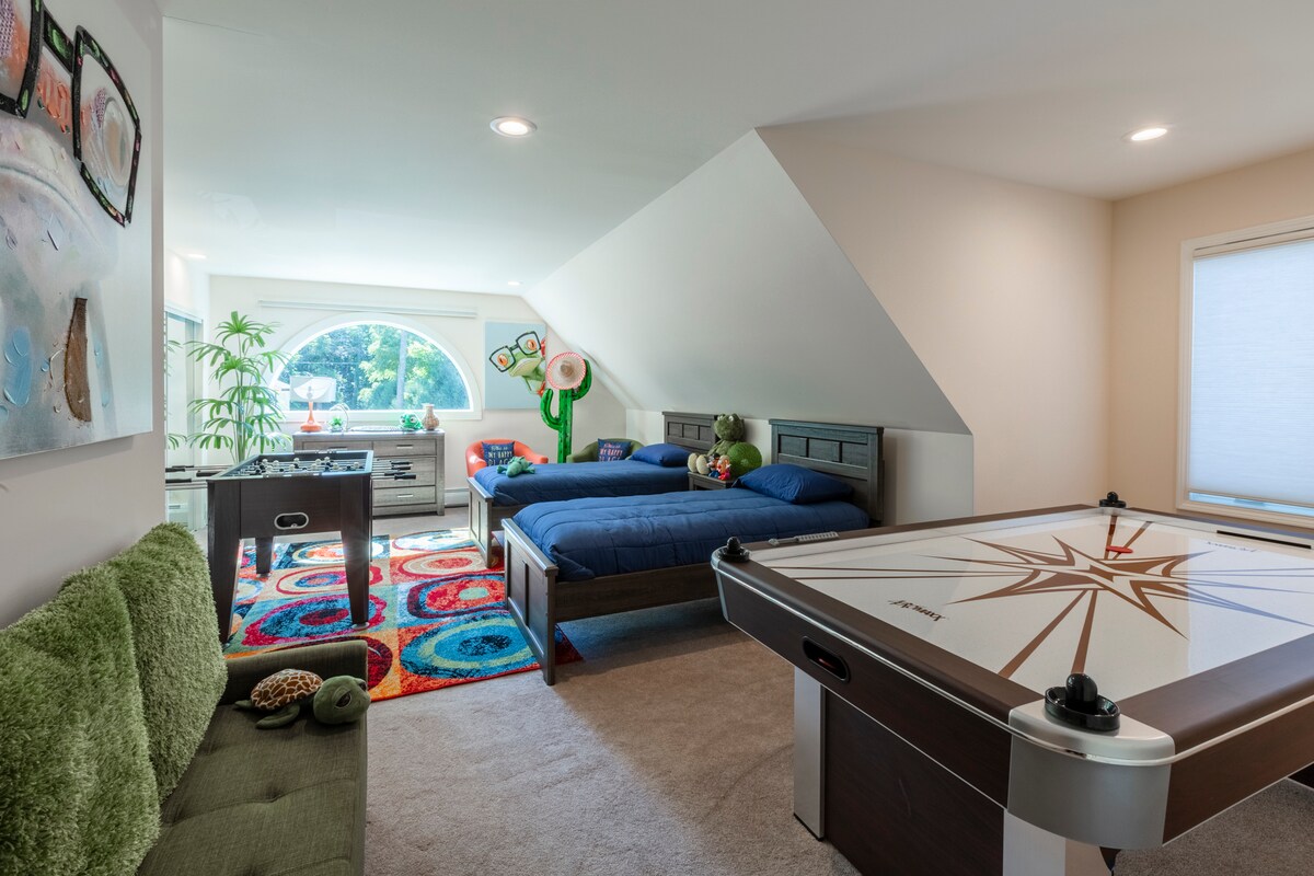 Two Twin Beds - with Table Games 