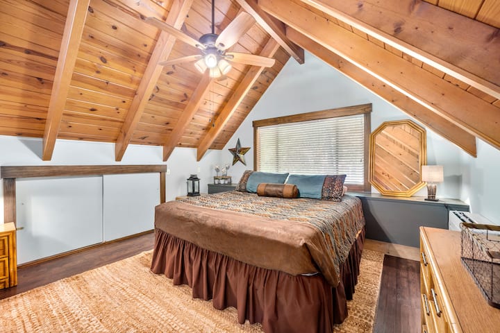 Cama tamaño king ubicada en el loft.  Habitación muy espaciosa con un rincón de lectura para disfrutar de una mañana o tarde perezosa.  Hay un aire acondicionado/calentador sin ventilación que se controla solo para esta habitación.  El clima siempre es cómodo en el espacio del loft.