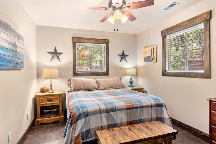 El dormitorio del nivel principal con una cama tamaño queen proporciona un espacio muy pintoresco para descansar.