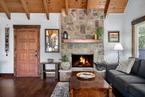 Top Airbnb: NEW! Great Location! Walk to Lake! Watch Golf! in Lake Lure / Rutherfordton