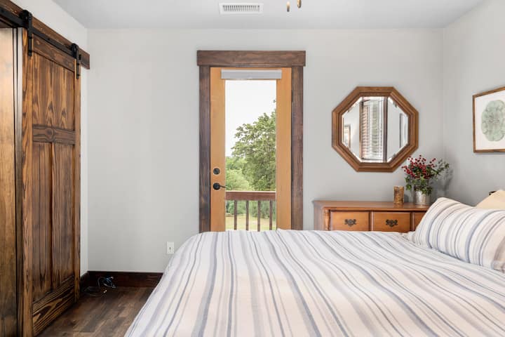 Cama principal tamaño king.  Baño privado a la izquierda, acceso a la cubierta superior de frente.