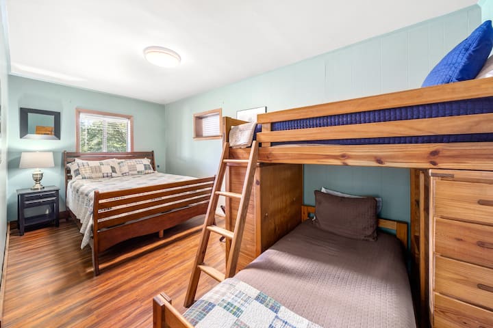 A los niños les encanta esta habitación con una cama tamaño queen y una litera con dos camas individuales.  Este cuarto dormitorio está ubicado en el nivel inferior con el tercer baño justo afuera de la puerta.