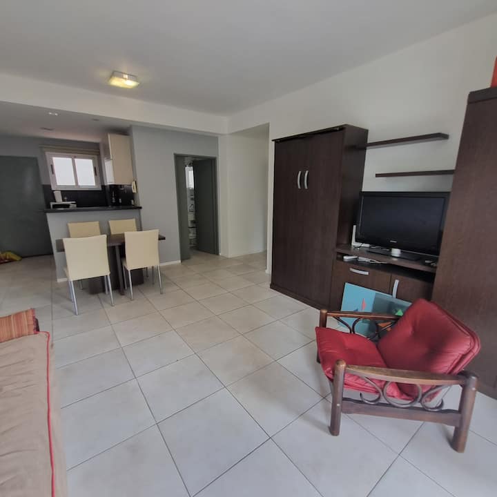 Departamento de monoambiente con balcón y patio privado en Almagro
