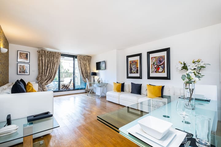 Spacious 2 bed 2 bath apartment in Cromwell Road.