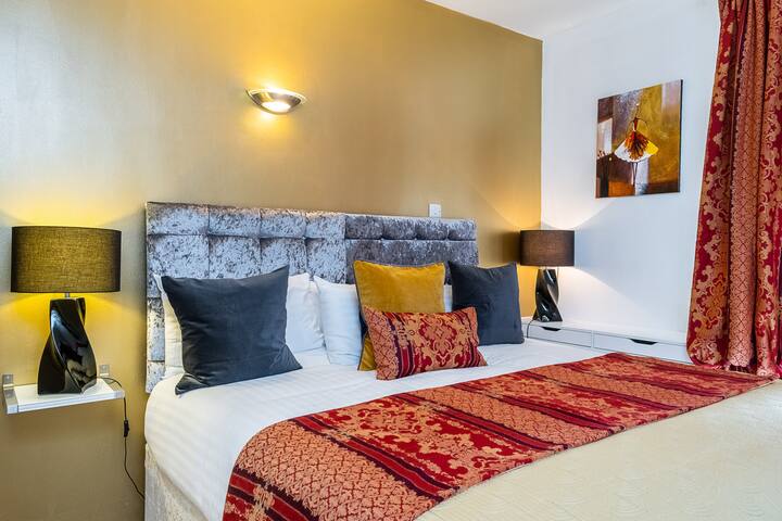 Spacious 2 bed 2 bath apartment in Cromwell Road. gallery image 4