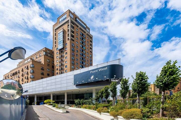 Spacious 2 bed 2 bath apartment in Cromwell Road. gallery image 5