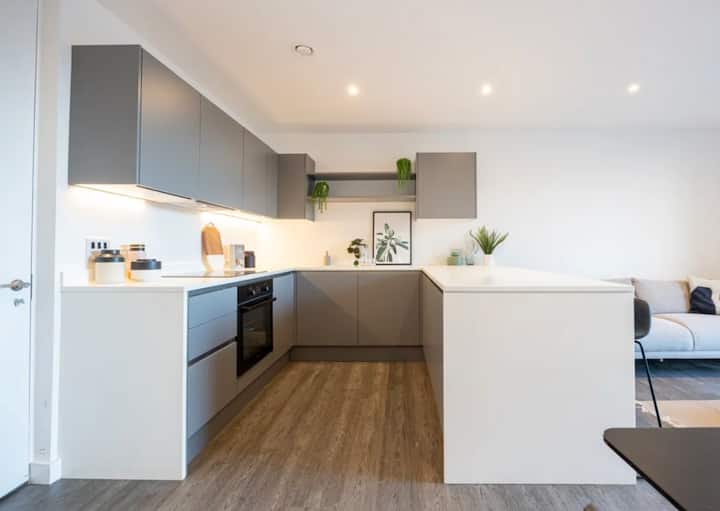 Uptown Riverside £1250 Per Month - Long Term Stays - Salford