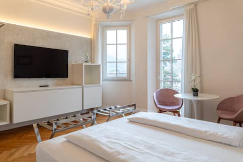 Luxury & Privacy, 3 double bedrooms, garage