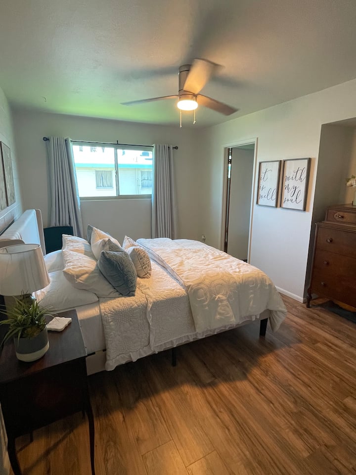 ستائر مظلمة للغرفة ووسائد وبطانيات إضافية لضمان نوم مريح 