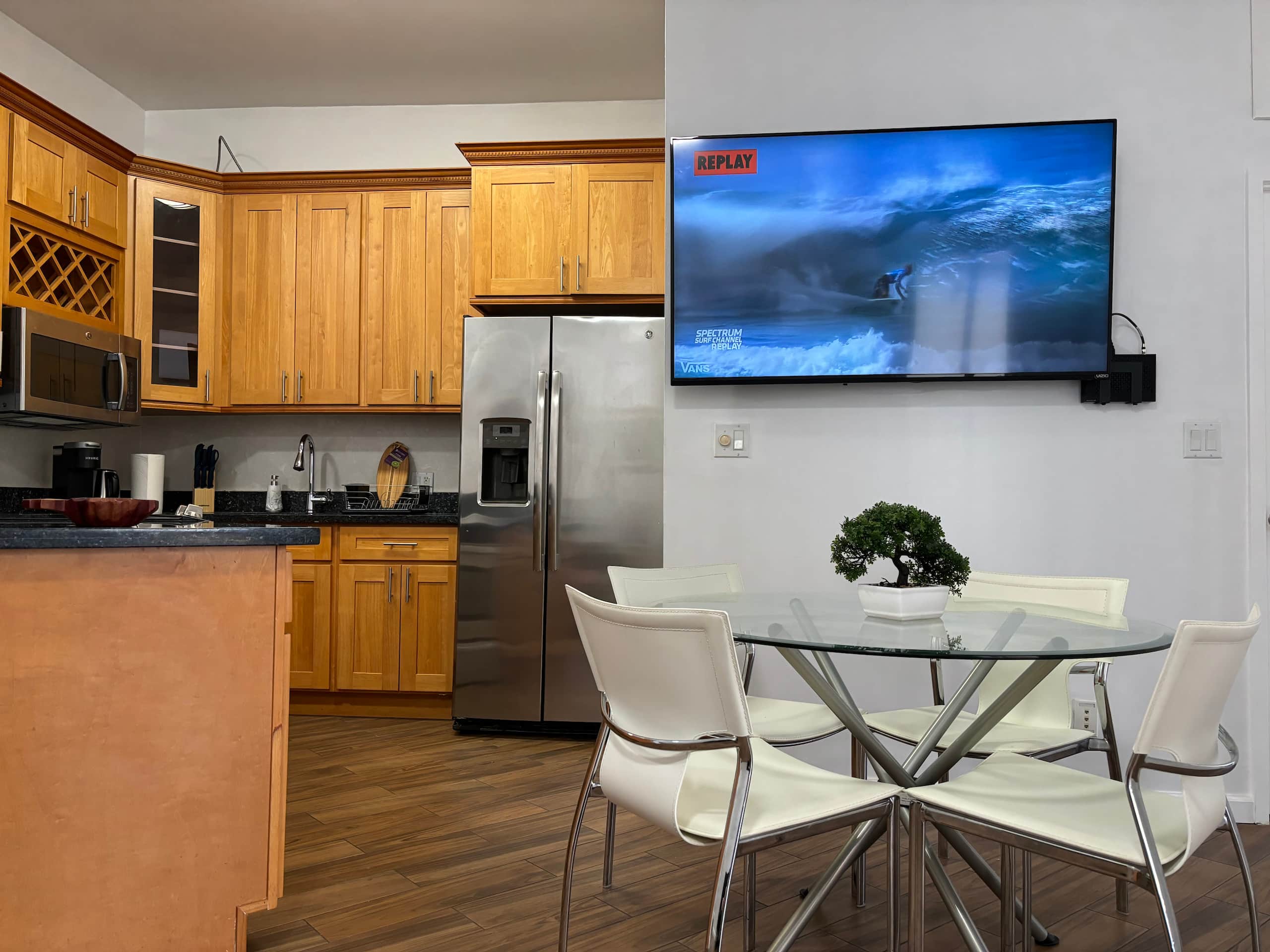 2BR Super Patio W/Free Parking - Image 2