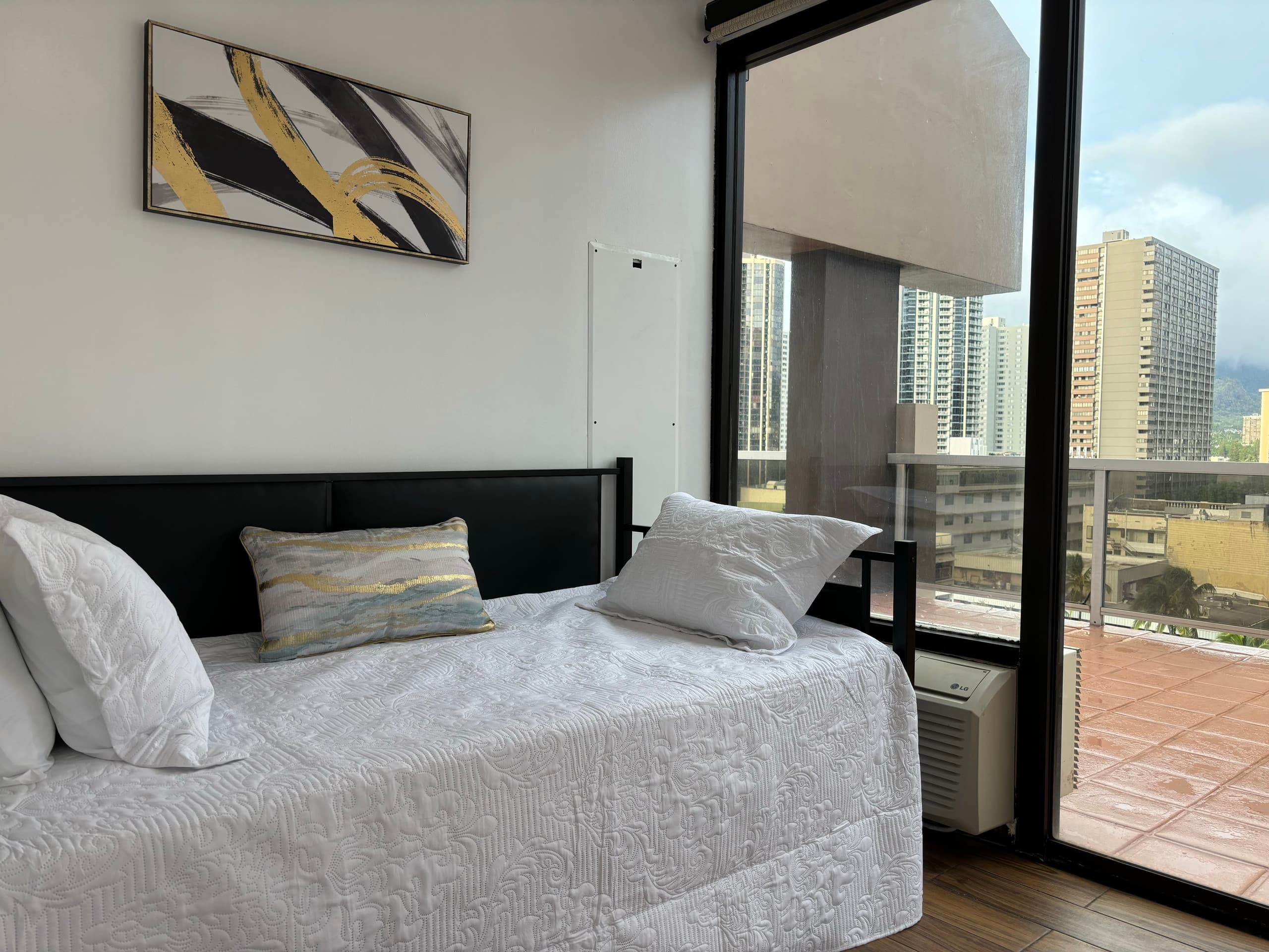 2BR Super Patio W/Free Parking - Image 10