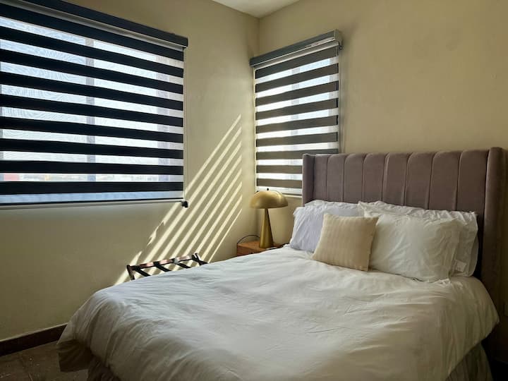 ห้องนอนที่มีห้องน้ำในตัวนี้มีเตียงคู่ที่สะดวกสบายและเฉดสีที่ปรับได้เพื่อให้สามารถดับไฟได้อย่างสมบูรณ์แบบหรือการควบคุมแสงเต็มรูปแบบทำให้มั่นใจได้ถึงบรรยากาศที่ผ่อนคลายสำหรับการนอนหลับที่สมบูรณ์แบบ