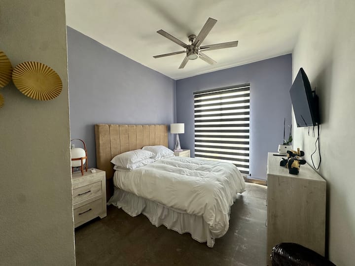 ห้องนอนที่โปร่งโล่งและสดชื่นนี้มีเตียงคู่และห้องน้ำในตัวพร้อมสิ่งอำนวยความสะดวกทุกอย่างที่จำเป็นสำหรับการเข้าพักที่น่ารื่นรมย์ 