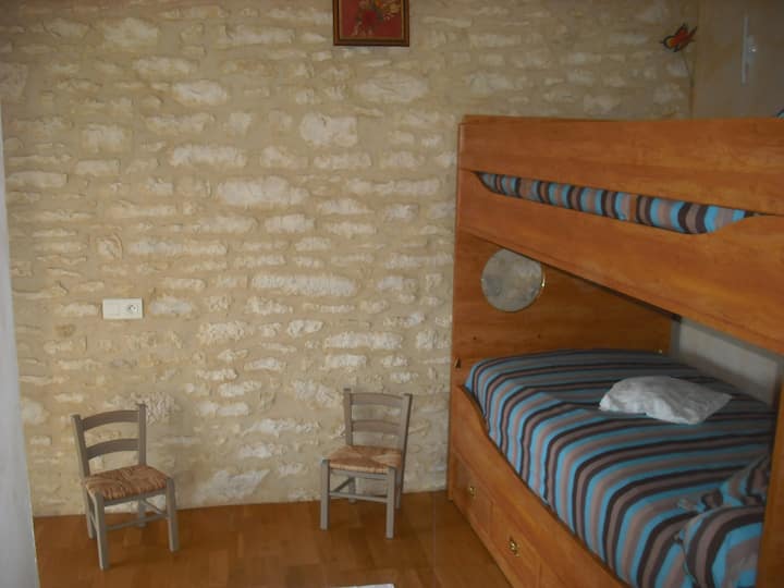 2 מיטות קומתיים ומיטת מתקפלות אחת, ל -3 אנשים.