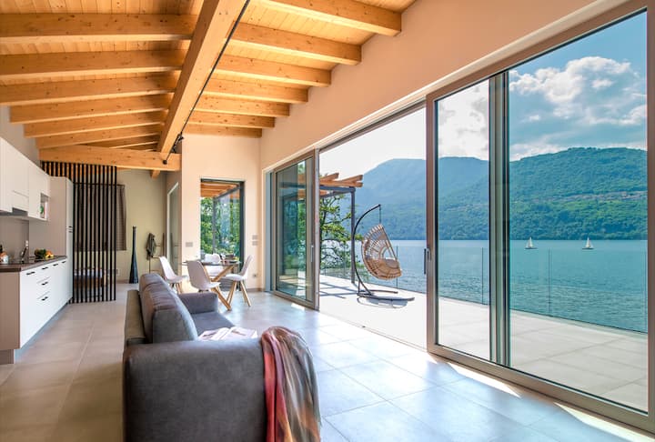 Penthouse in a villa on the lake
