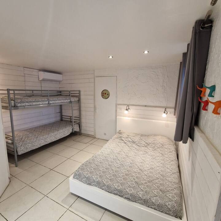 Chambre 1 climatisé comprenant 
>Lit double en 140x190
>Lits superposés 90x190
>Climatisation