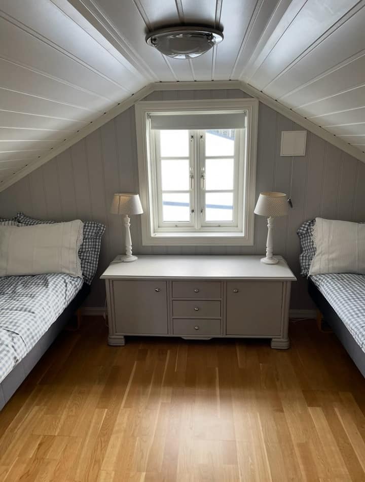 غرفة نوم في الطابق الثاني تحتوي على سريرين 120 سم.