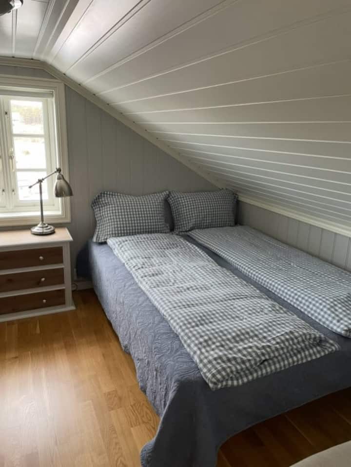 سرير واحد من 2 150 سم في غرفة النوم هذه.