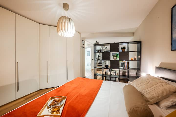 ยินดีต้อนรับสู่ tHE Turbo Loft! ห้องนอนกว้างขวางแห่งนี้ตั้งอยู่ชั้นล่างเป็นสถานที่พักผ่อนส่วนตัวในเมืองของคุณเย็นสบายเงียบสงบและออกแบบมาเพื่อการพักผ่อนอย่างเต็มที่หลังจากอยู่ในเมืองมาทั้งวัน