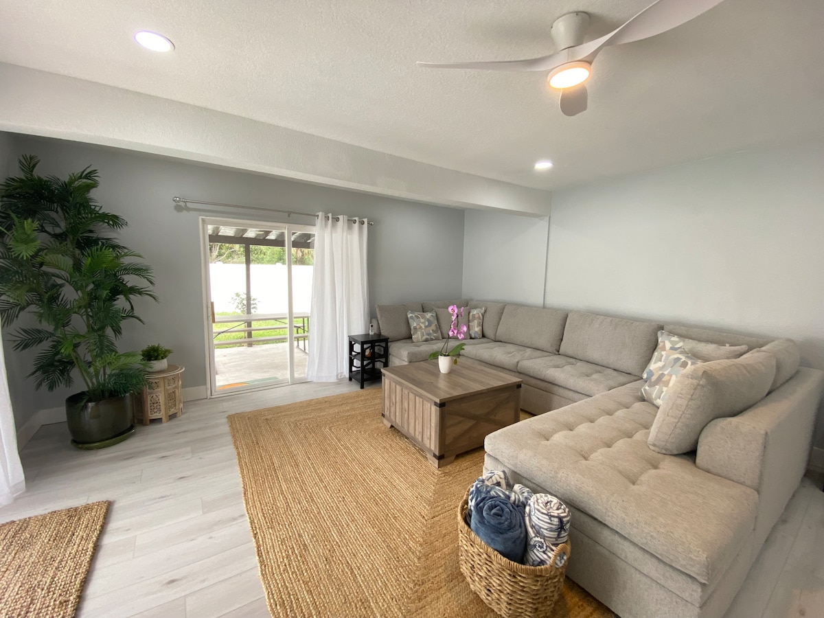 Popular Airbnb listing: Lei'd Back Retreat in Sarasota Springs